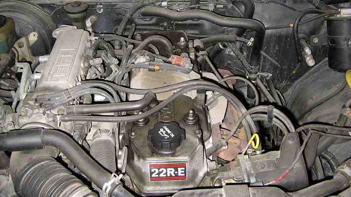 Toyota 22R-E: El motor que ayudó a convertir a la Hilux en una leyenda de la durabilidad