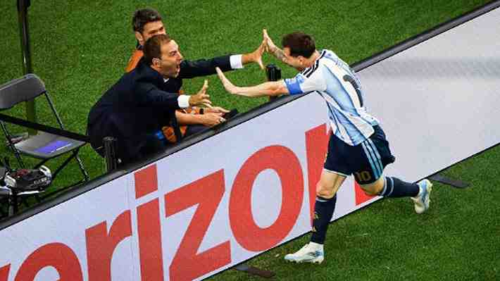 "Sigo temblando, imagen para toda la vida": El festejo de Messi que se viralizó en el Mundial y el relato del periodista que fue protagonista