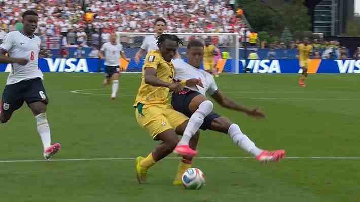 Fuerte polémica en el Mundial: Mira el penal que Ghana reclamó ante Inglaterra, la ironía del DT de los africanos y la clara opinión de un ex árbitro