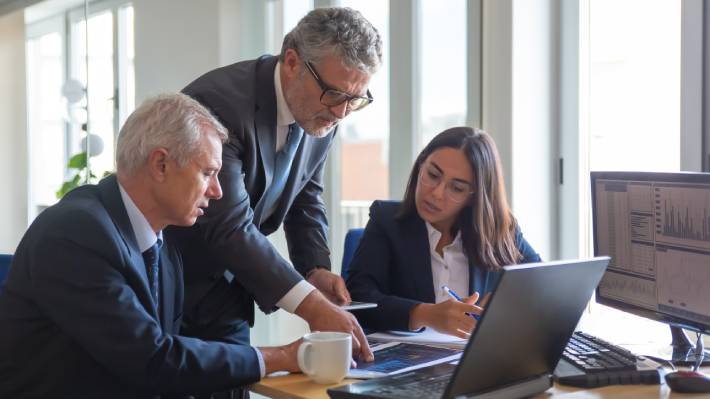 De compañero laboral a jefe: Los desafíos que enfrentan quienes asumen un cargo de liderazgo