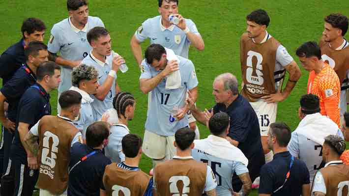 La crisis que golpea al vestuario de Uruguay y a Bielsa a horas del decisivo partido ante España en el Mundial