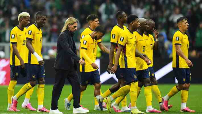 Cómo fue la charla de Ecuador en el camarín tras la eliminación y los dardos de la prensa a Beccacece: "Un engaño"