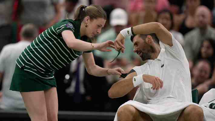 La broma y curiosa escena de Novak Djokovic con una recogepelotas en Wimbledon y que se viraliza