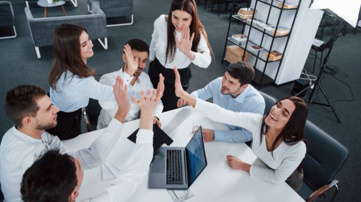 Psicólogo laboral entrega recomendaciones para potenciar el buen clima en el trabajo