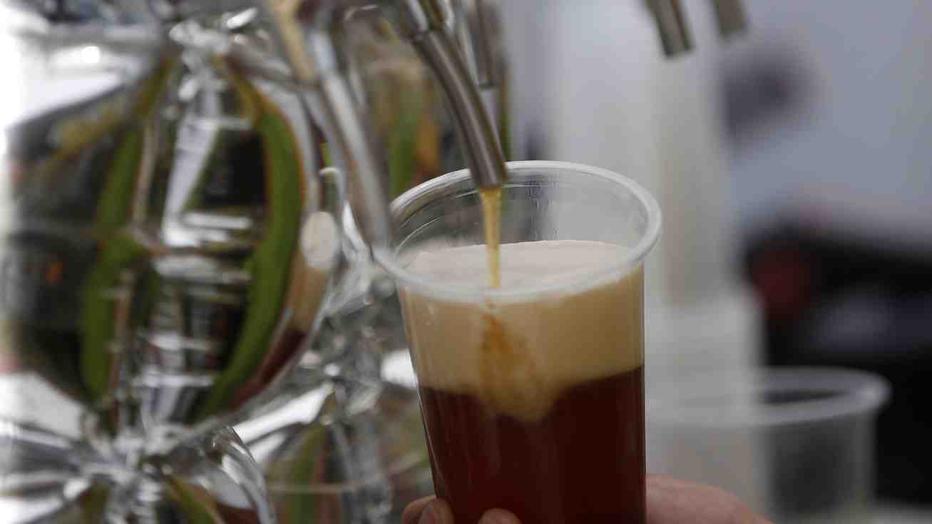  Cerveceros artesanales inician cruzada para cambiar el gravamen al alcohol y expertos debaten