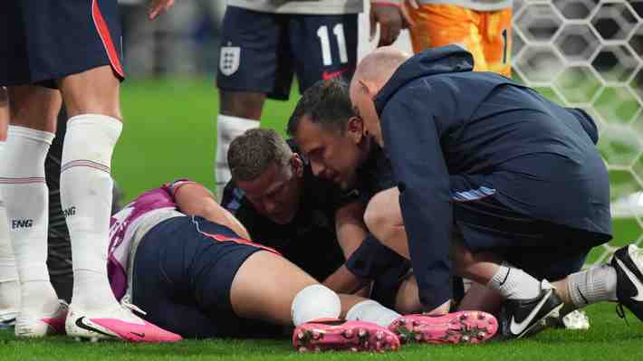 Insólito... Jordan Henderson sufre increíble caída en los festejos de Inglaterra y se perdería lo que queda de Mundial