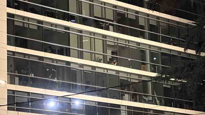 PDI que se parapetó ayer en Las Condes fue ingresado de urgencia a Hospital de Carabineros