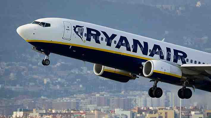 "Tenía la cabeza fuera del avión": Pasajero fue parcialmente succionado por una ventanilla que se rompió en vuelo de Ryanair