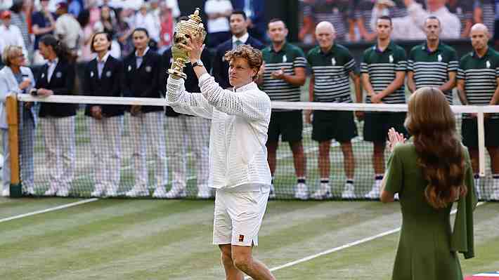 El sentido mensaje de Sinner para el lesionado Alcaraz tras ganar Wimbledon y todos los récords que ya consiguió a los 24 años