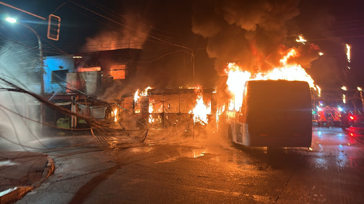 Camioneta colisiona con bus Red, impacta a farmacia y genera incendio en Santiago: Hay 5 fallecidos