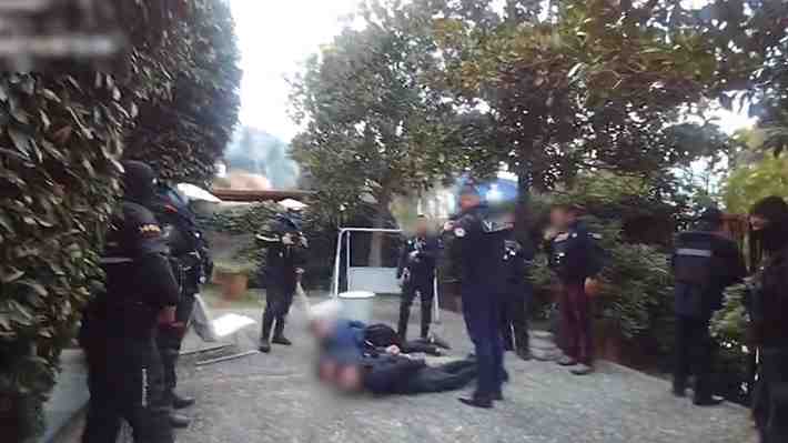 Justicia deja en libertad a dos menores que realizaron violento asalto en casa de Vitacura: Maniataron a las víctimas