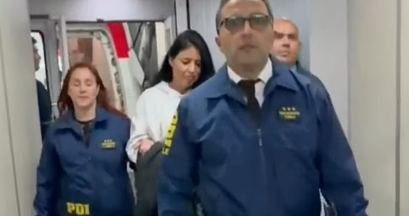 Karen Rojo arriba a Chile cuatro años después de fuga a Países Bajos: Será trasladada al Primer Juzgado