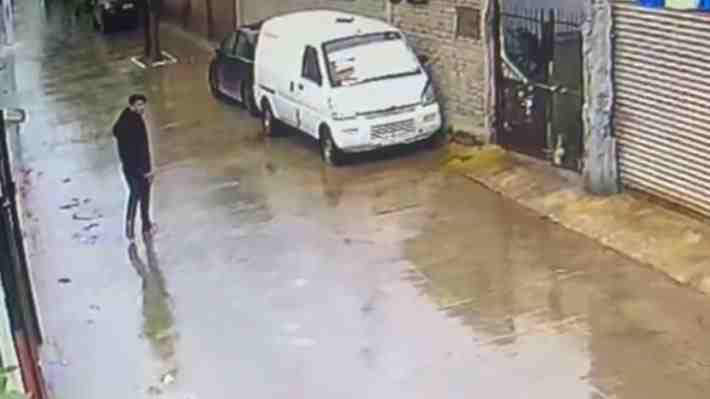 Video | El momento en que sujeto huye con pistola en sus manos tras balear a carabineros en Lo Espejo