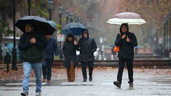 Meteorología pronostica "peak máximo" de lluvia para esta tarde en la RM: "Caerán entre 60 y 80 mm"
