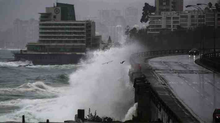 Sistema frontal: Decretan alerta roja para cuatro comunas de Valparaíso y solicitan varias evacuaciones durante la noche