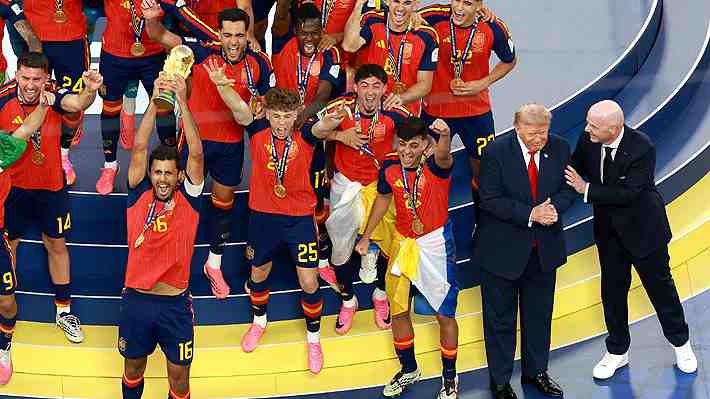 Se quedó en el escenario junto a los campeones: La insólita imagen de Trump tras el triunfo de España en la final del Mundial