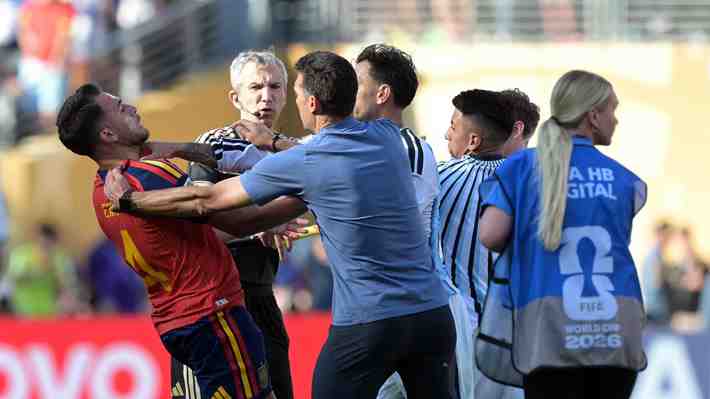 La imagen de por qué se originó la pelea entre Paredes y jugadores de España tras la final del Mundial