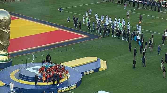 "Falta de respeto", "feo gesto": Repudio total en España a la imagen del plantel de Argentina mientras premiaban a los campeones