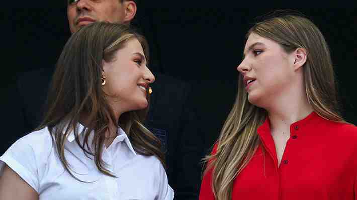 Fotos: Princesa Leonor e infanta Sofía repiten retrato con la copa del Mundial 16 años después