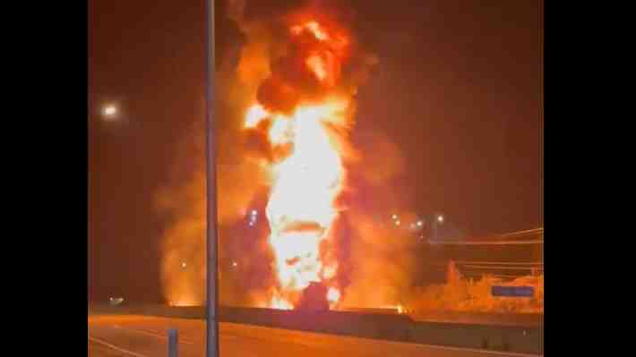 Video | Camión cargado con 35 mil litros de combustible se incendia en la Ruta 5: Conductor salió ileso