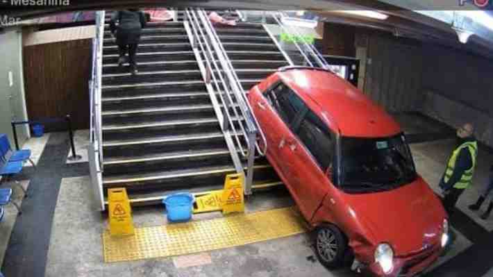 Auto atropella a varias personas tras caer al interior de estación Viña del Mar de EFE: Hay una fallecida
