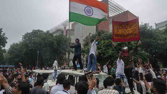 "Cucarachas": El movimiento juvenil que desató una ola de protestas en India
