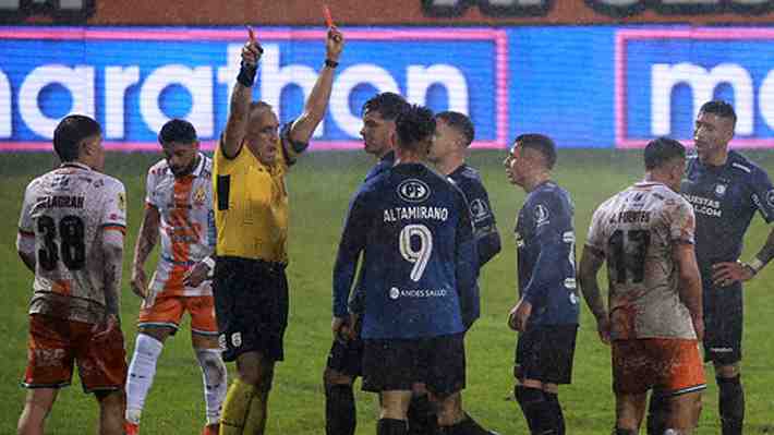 Le pegó un cabezazo: Jugador de Huachipato es expulsado tras agredir al árbitro Héctor Jona… Mira toda la secuencia