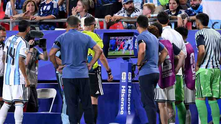 "Un hito importante": La UEFA golpea la mesa y toma drástica decisión con el VAR