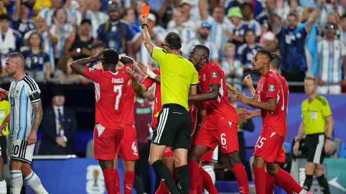 IFAB sostiene que fue un error la expulsión de Embolo ante Argentina en el Mundial y la FIFA contraataca