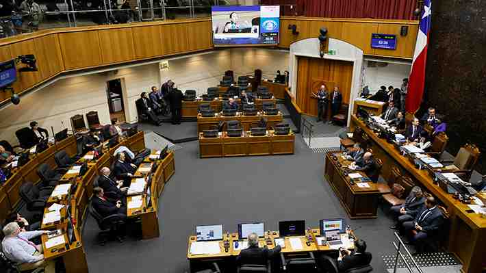 "Día negro" y "ganó Chile": Las disímiles reacciones que dejó la aprobación del último artículo de Reconstrucción