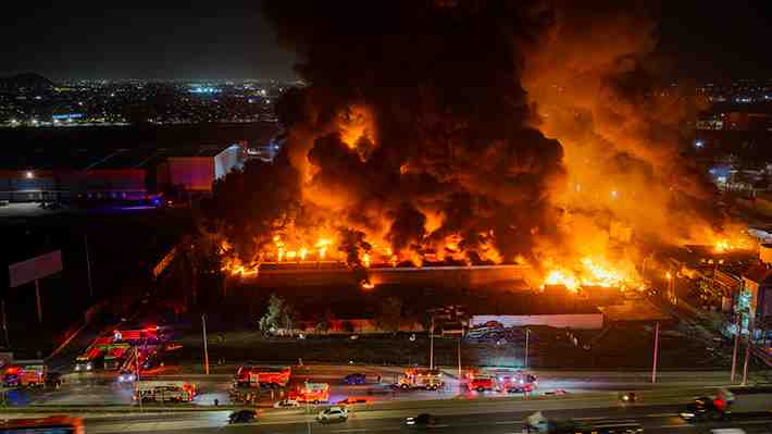 Gran incendio afecta a empresa química en Quilicura: Bomberos trabaja en el lugar