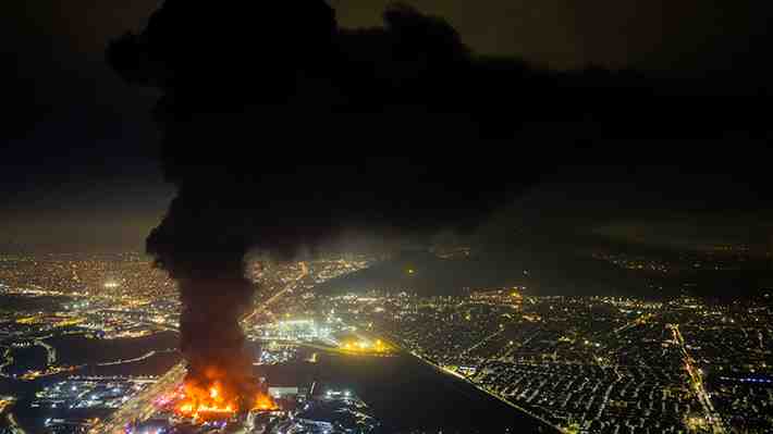 Incendio en Quilicura: Carabineros informa de cortes y desvíos de tránsito en la Ruta 5 Norte