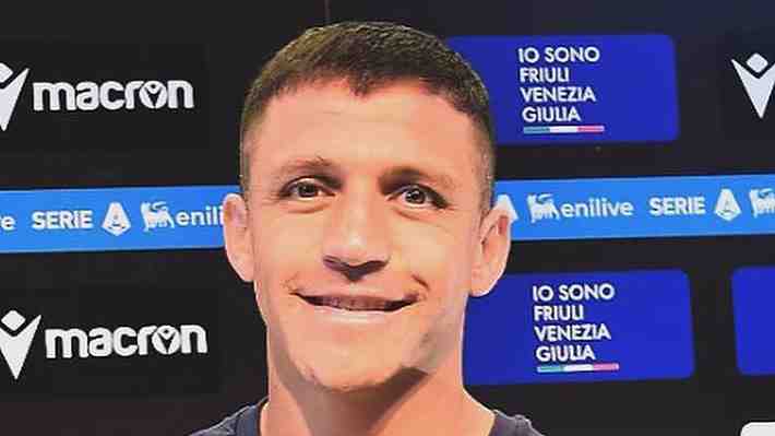 Alexis Sánchez fue a ver el amistoso entre el Udinese y el Barcelona mientras espera resolver su futuro