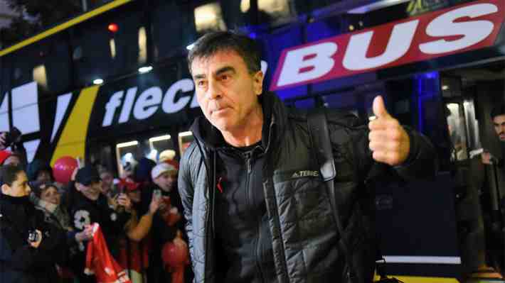 Gustavo Quinteros sufre una paliza en Argentina y da incendiaria conferencia