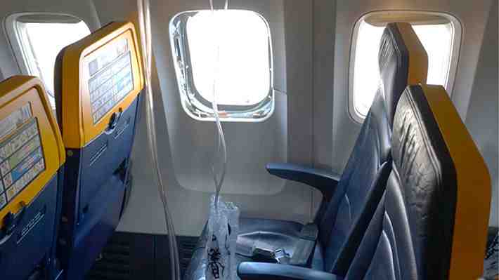 Revelan qué causó accidente de Ryanair en que pasajero fue succionado por ventanilla: Investigación la realizó EE.UU.
