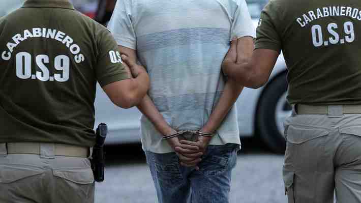 Había alerta roja de Interpol: OS9 de Carabineros detiene a narcomilitar colombiano en Quinta Normal