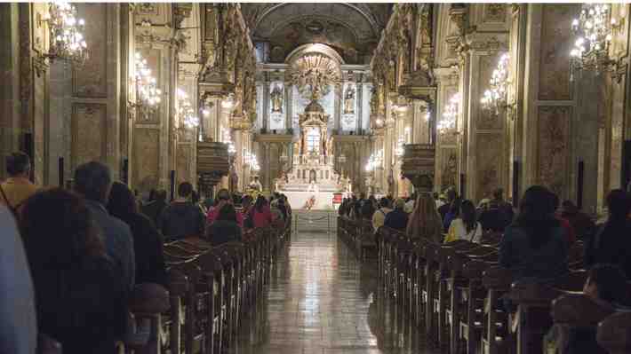 Niños en misa: El debate por la acogida a las familias jóvenes en las iglesias y las medidas que impulsa el Arzobispado