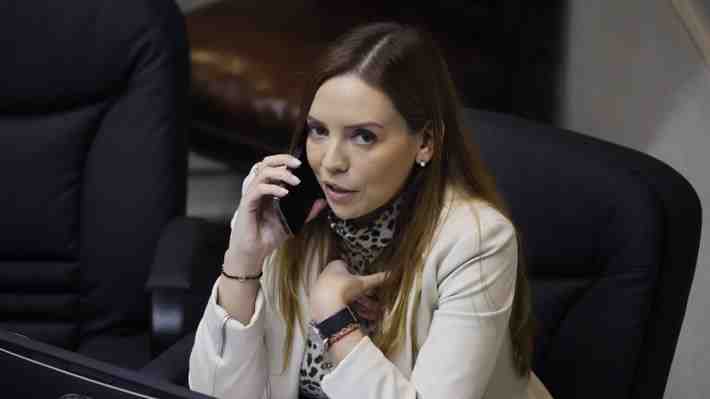Fiscalía aparta a persecutora que indagaba a senadora Flores (RN) en medio de denuncias por filtraciones