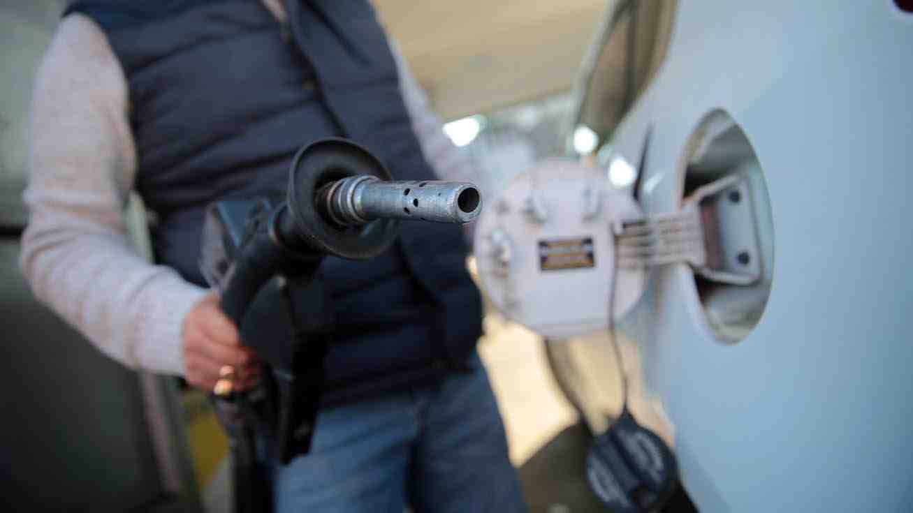 Guerra, "bencinazo" y vaivenes: La evolución de los precios de los combustibles en gráficos