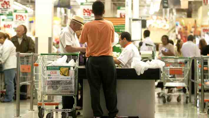 ¿El regreso de los empaquetadores?: El extinto oficio reaparece en supermercados con un nueva modalidad