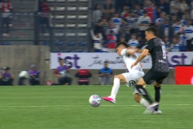 Un hombre menos y dos cabezazos en el área: las claves del 2-1 de Ñublense a U. Católica (Videos) 13 image