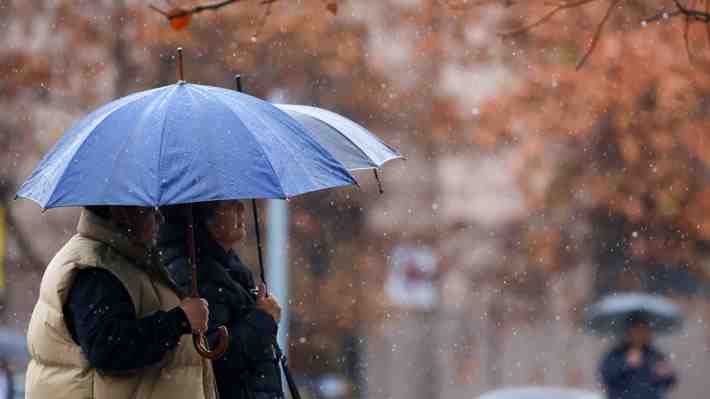 Dos alertas y hasta tres días de lluvia: Revisa cuándo y cuántos milímetros caerán esta semana en la zona centro-sur