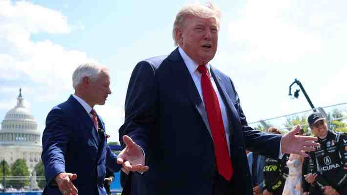 "¡Se acabó!": Trump acusa a Canadá de imponer "enormes aranceles" a agricultores de EE.UU.