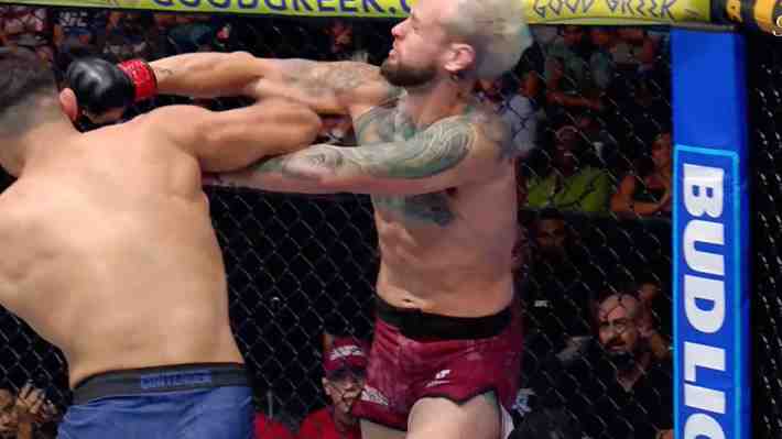 La pelea duró apenas 35 segundos: Mira el brutal nocaut que sufrió el argentino Carlos Petruzzella y que lo dejó sin un contrato en la UFC