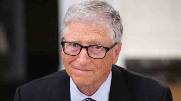 Bill Gates alerta una era "turbulenta" por la IA: Pide reservar empleos para humanos y un impuesto a los robots