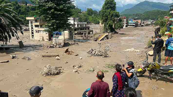 Tragedia en Nepal: Elevan a 160 los fallecidos y equipos de rescate se movilizan para hallar sobrevivientes