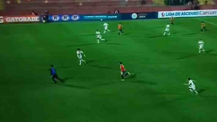 Video: La insólita invasión a la cancha de un pasapelota en triunfo de Rangers ante Unión Española por la Primera B