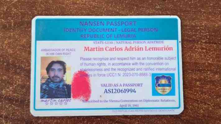 Detienen a sujeto con placas "diplomáticas" y carnet de "República de Lemuria"