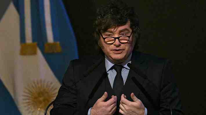 Caso Cerimedo, triunfos en el Congreso y en medio de lo de Malvinas: Cómo llega Milei a Chile