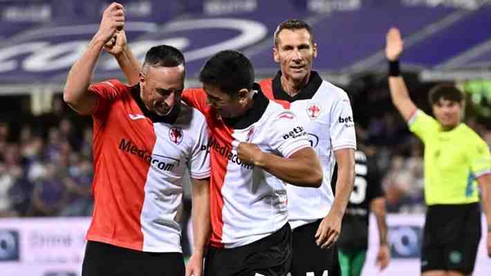 David Pizarro marcó un golazo en partido de leyendas en Italia y sorprendió bailando cueca con Franck Ribéry... Mira el viral momento